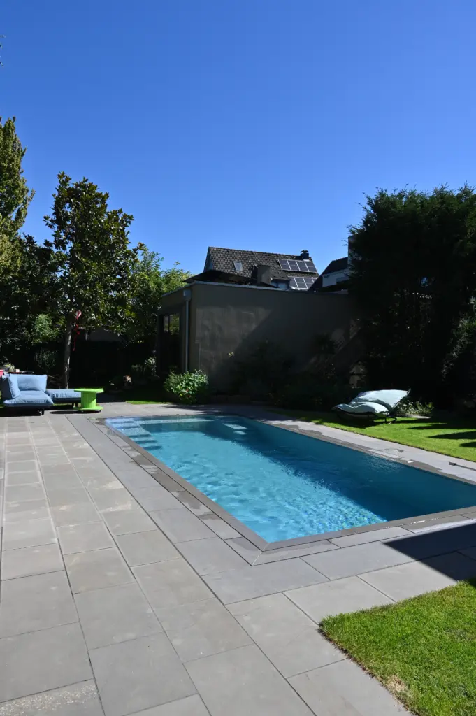 CompassPool als Überlaufpool mit Terrassenfläche und Überdachung