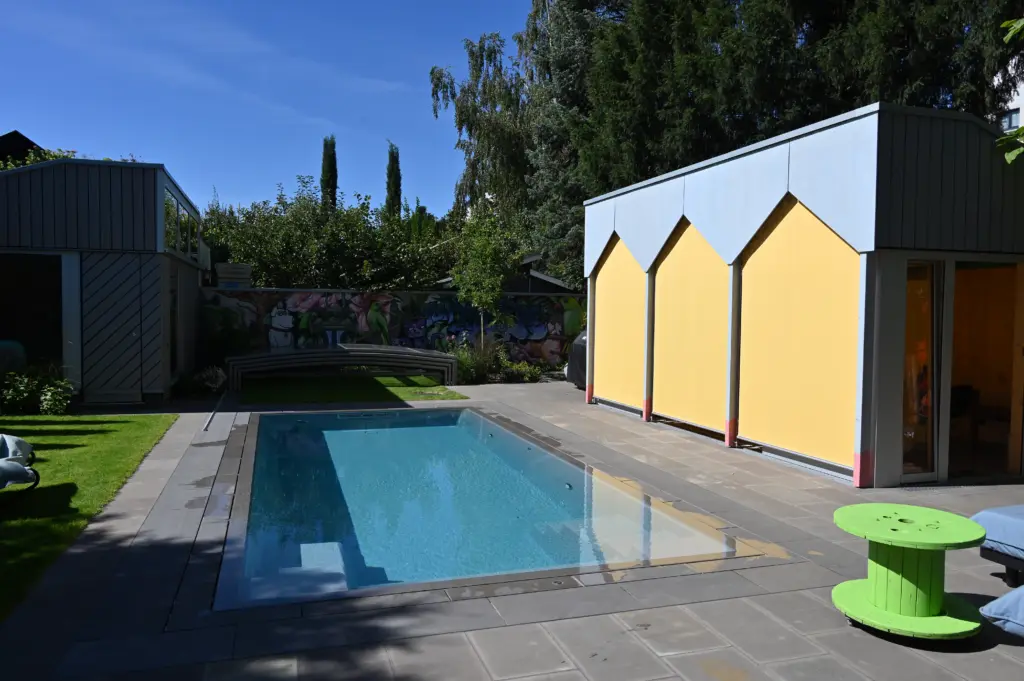 CompassPool als Überlaufpool mit Terrassenfläche und Überdachung