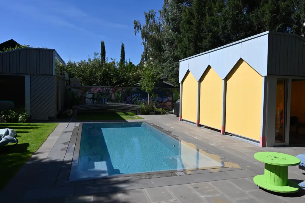 CompassPool als Überlaufpool mit Terrassenfläche und Überdachung