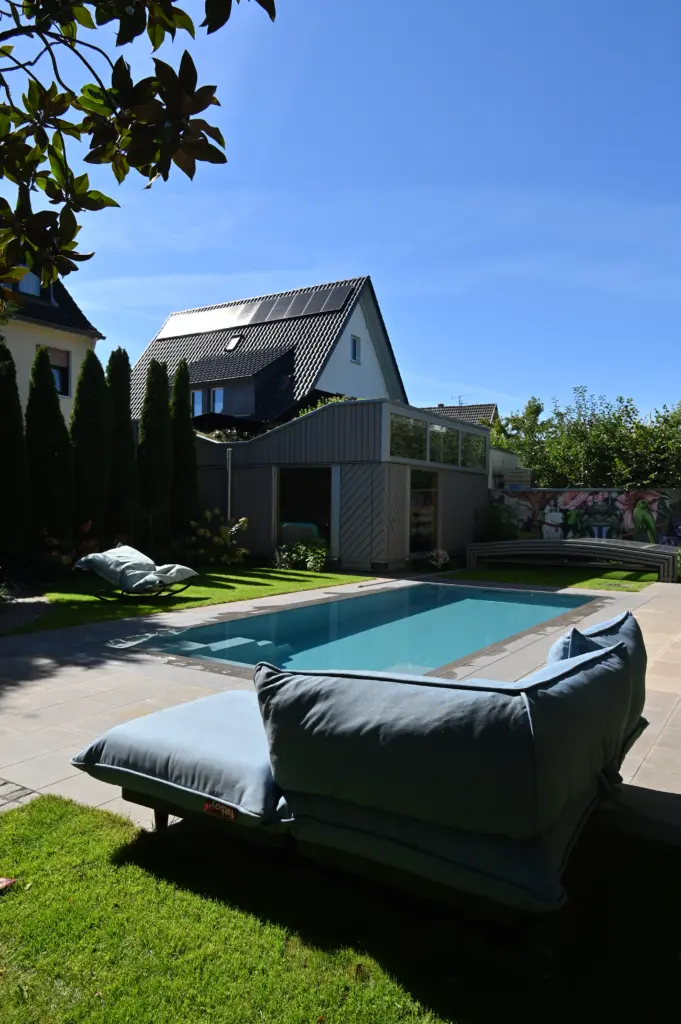CompassPool als Überlaufpool mit Terrassenfläche und Überdachung