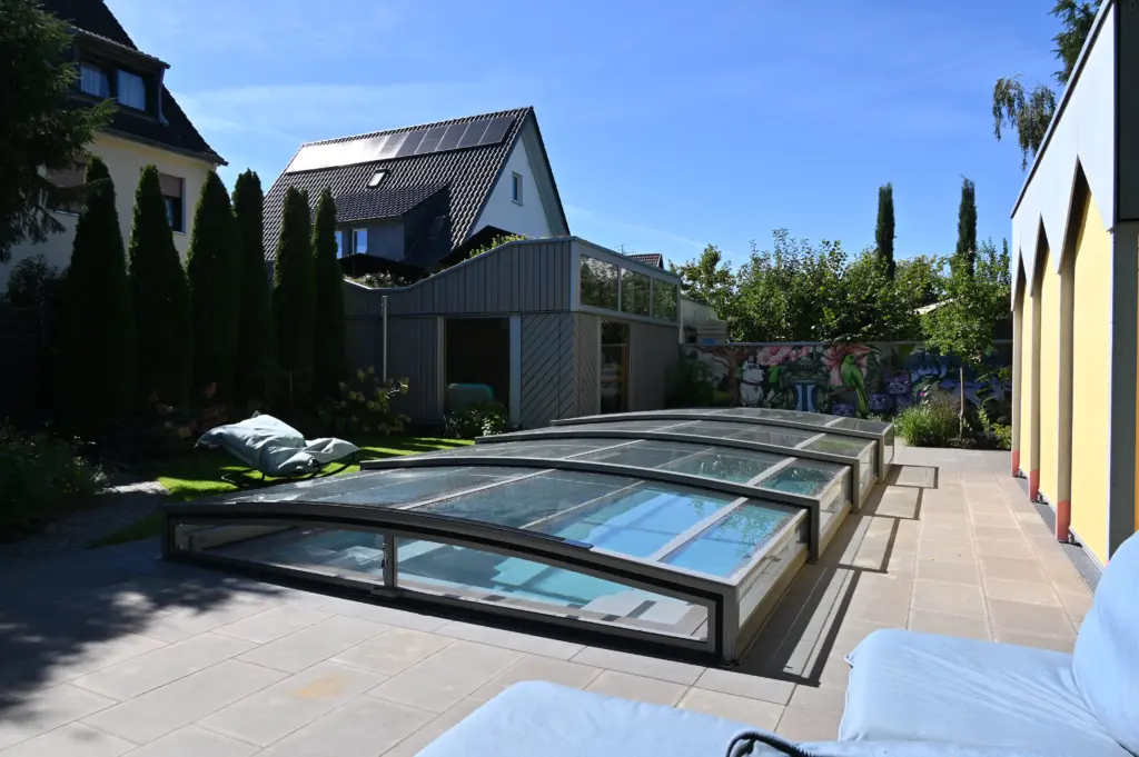 CompassPool als Überlaufpool mit Terrassenfläche und Überdachung