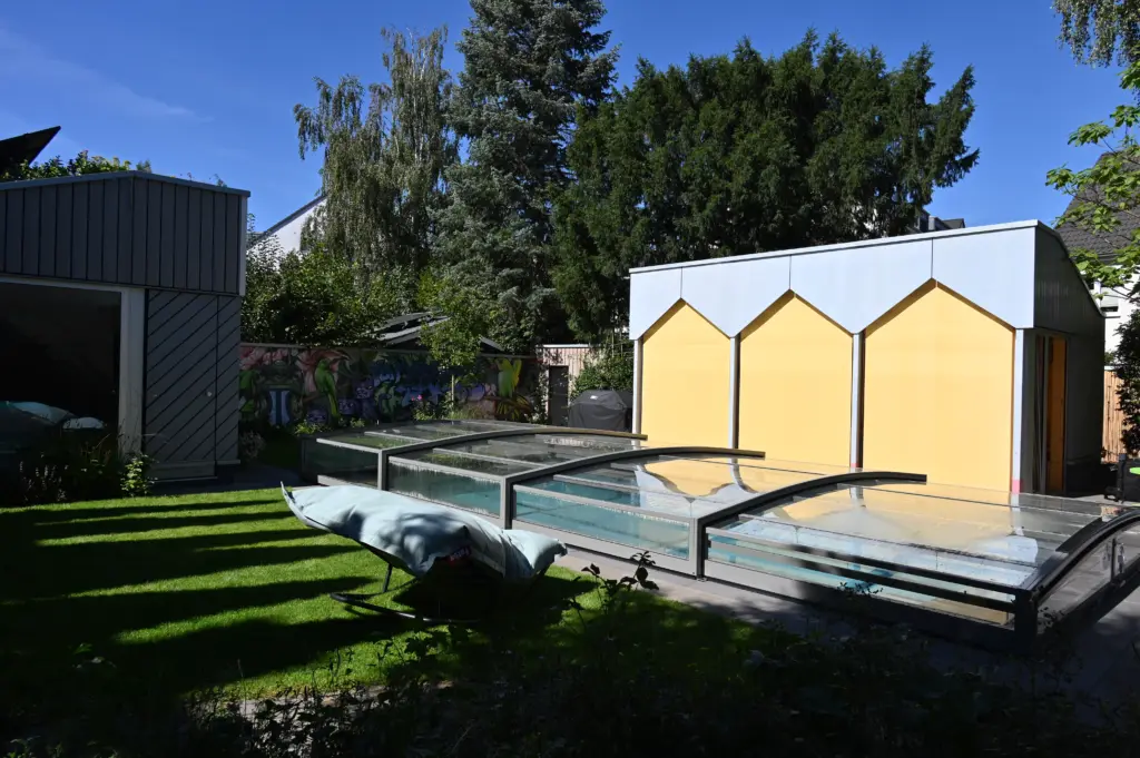 CompassPool als Überlaufpool mit Terrassenfläche und Überdachung