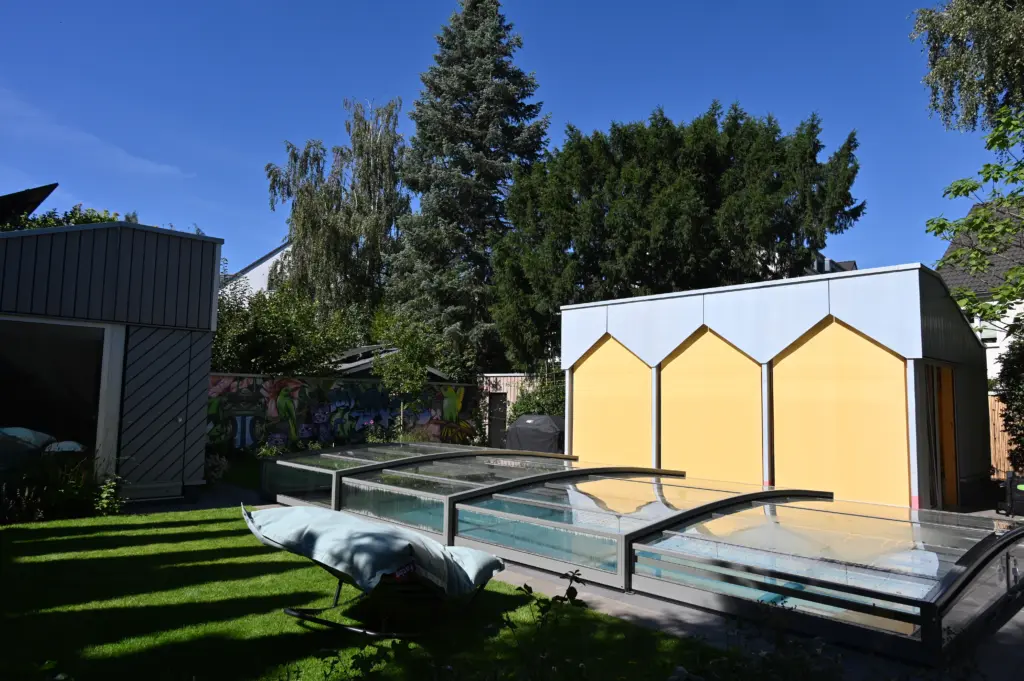 CompassPool als Überlaufpool mit Terrassenfläche und Überdachung