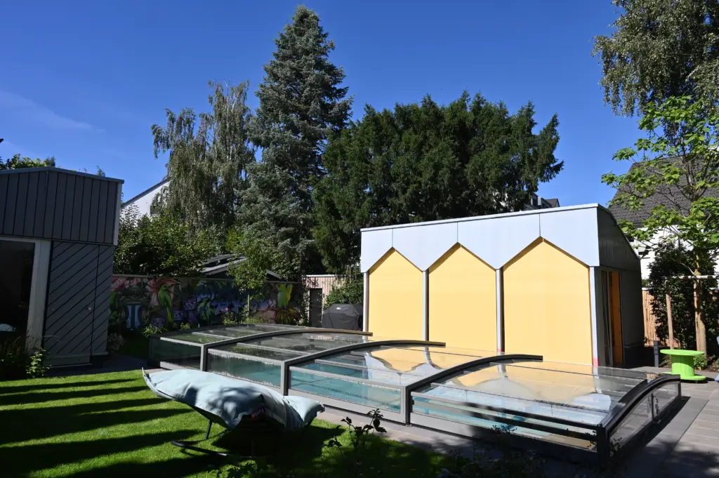 CompassPool als Überlaufpool mit Terrassenfläche und Überdachung