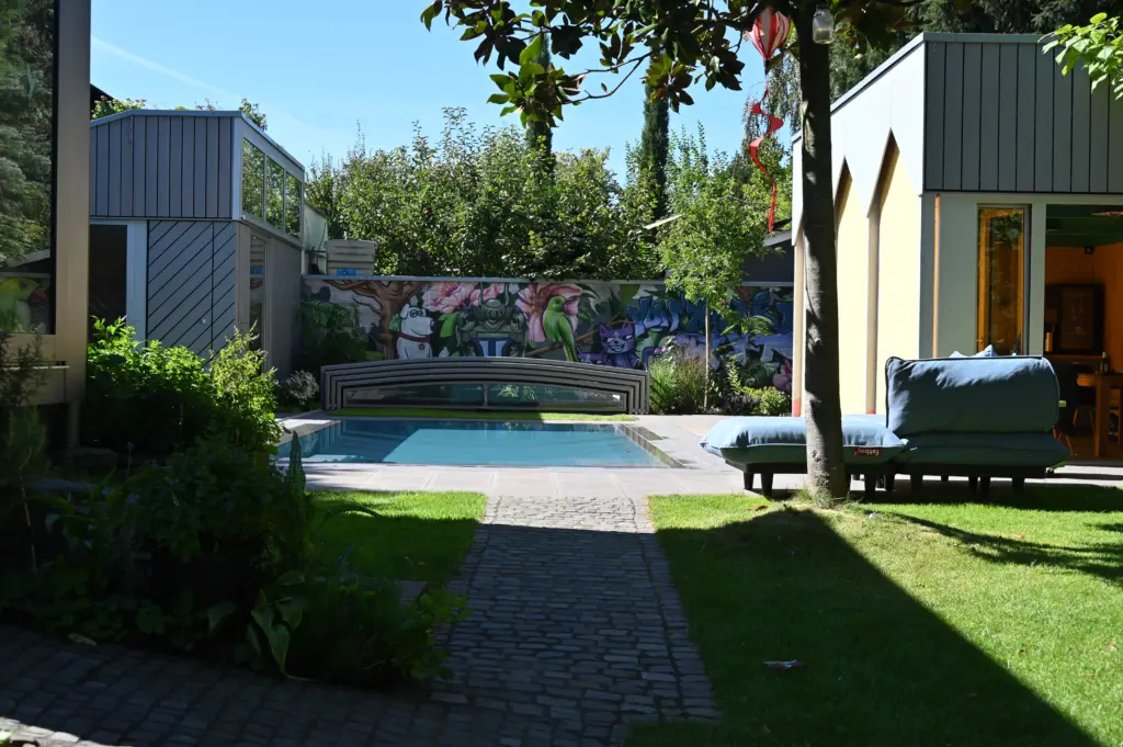 CompassPool als Überlaufpool mit Terrassenfläche und Überdachung
