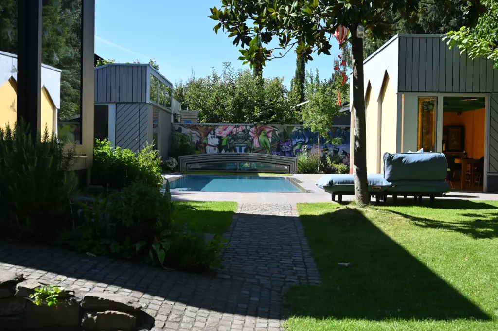 CompassPool als Überlaufpool mit Terrassenfläche und Überdachung