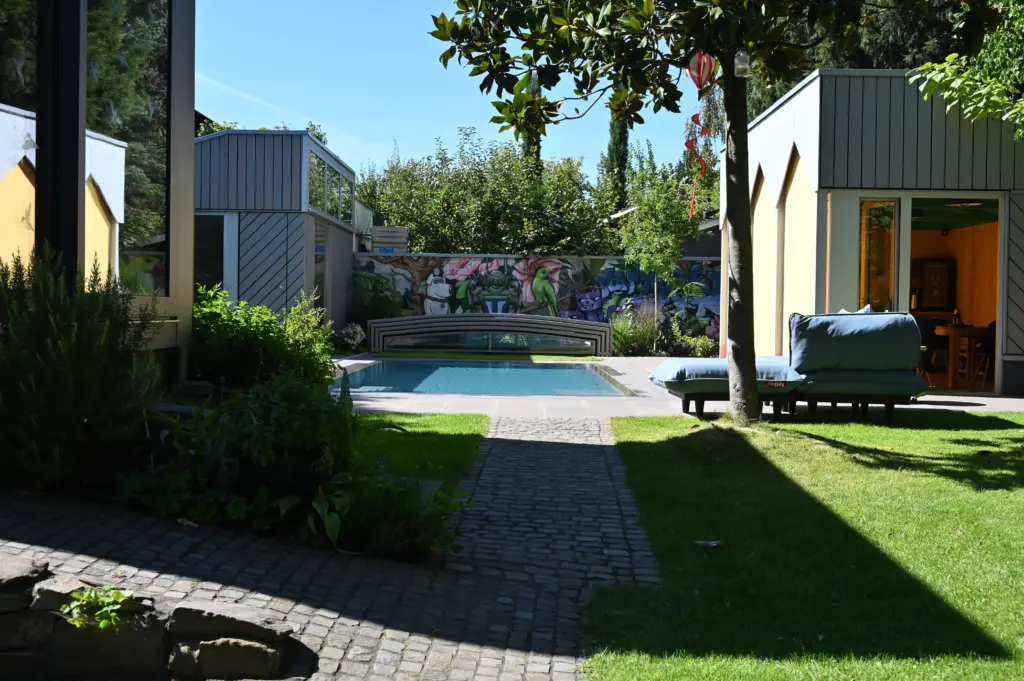 CompassPool als Überlaufpool mit Terrassenfläche und Überdachung