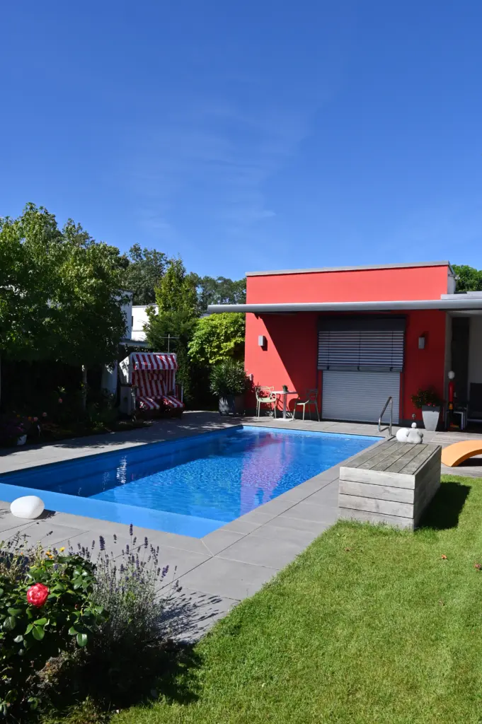 Swimmingpool mit Sitzbänken und Sichtschutz