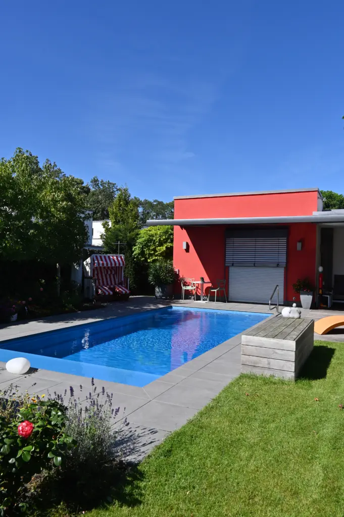 Swimmingpool mit Sitzbänken und Sichtschutz