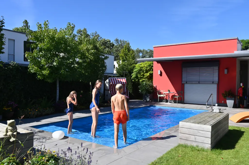 Swimmingpool mit Sitzbänken und Sichtschutz