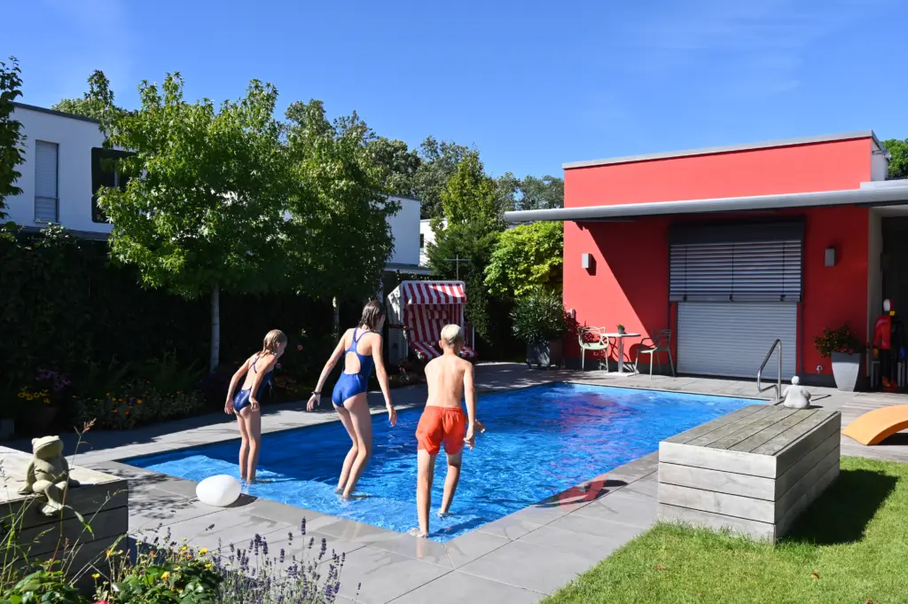 Swimmingpool mit Sitzbänken und Sichtschutz
