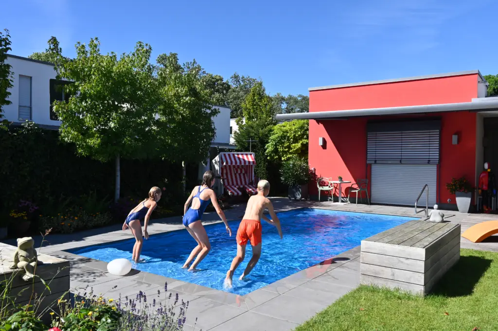 Swimmingpool mit Sitzbänken und Sichtschutz