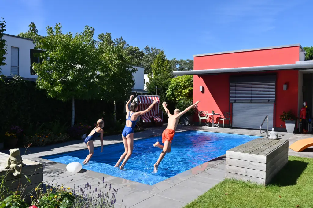 Swimmingpool mit Sitzbänken und Sichtschutz