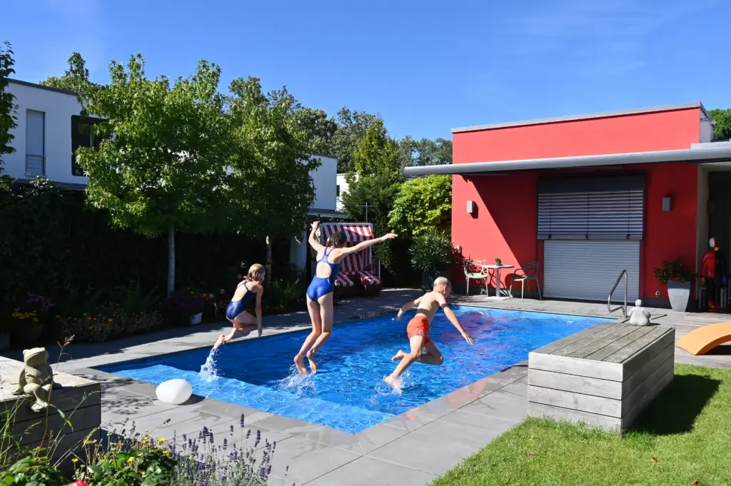 Swimmingpool mit Sitzbänken und Sichtschutz