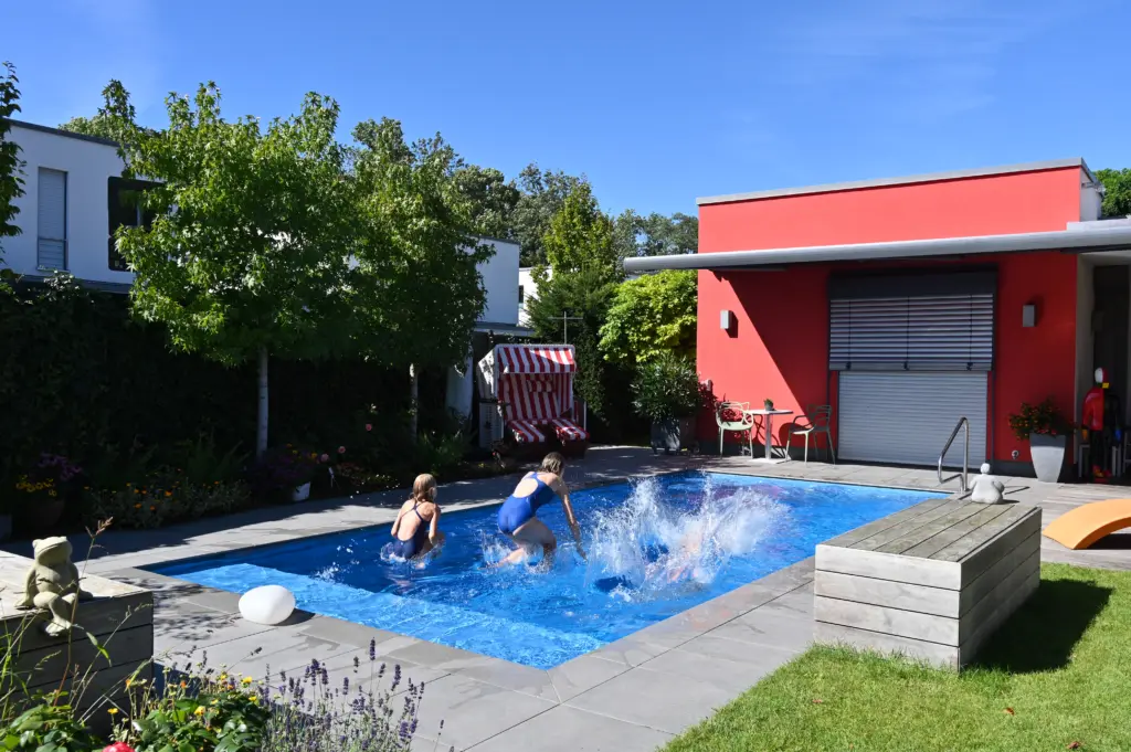 Swimmingpool mit Sitzbänken und Sichtschutz