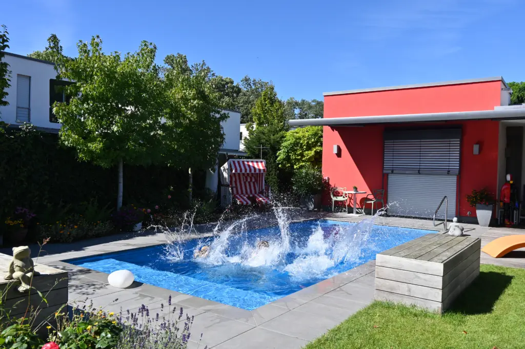 Swimmingpool mit Sitzbänken und Sichtschutz