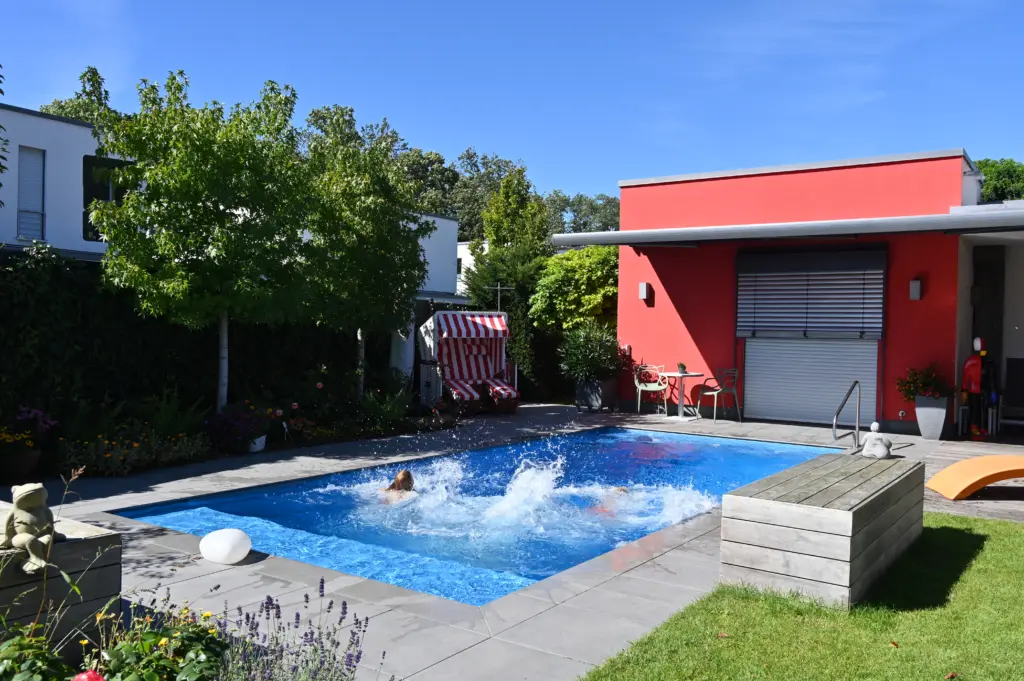 Swimmingpool mit Sitzbänken und Sichtschutz