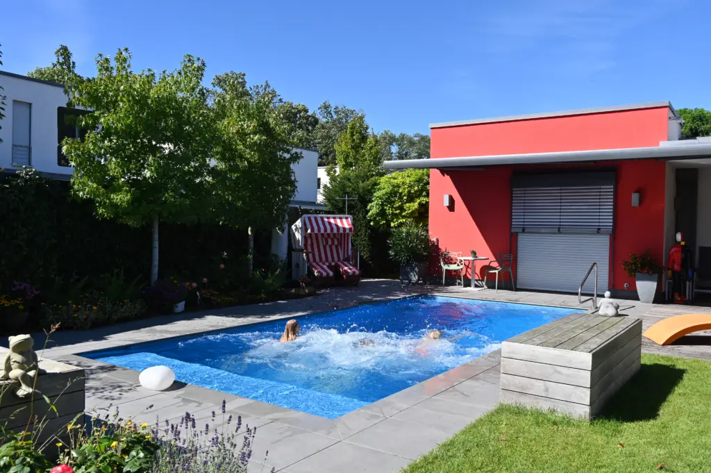 Swimmingpool mit Sitzbänken und Sichtschutz
