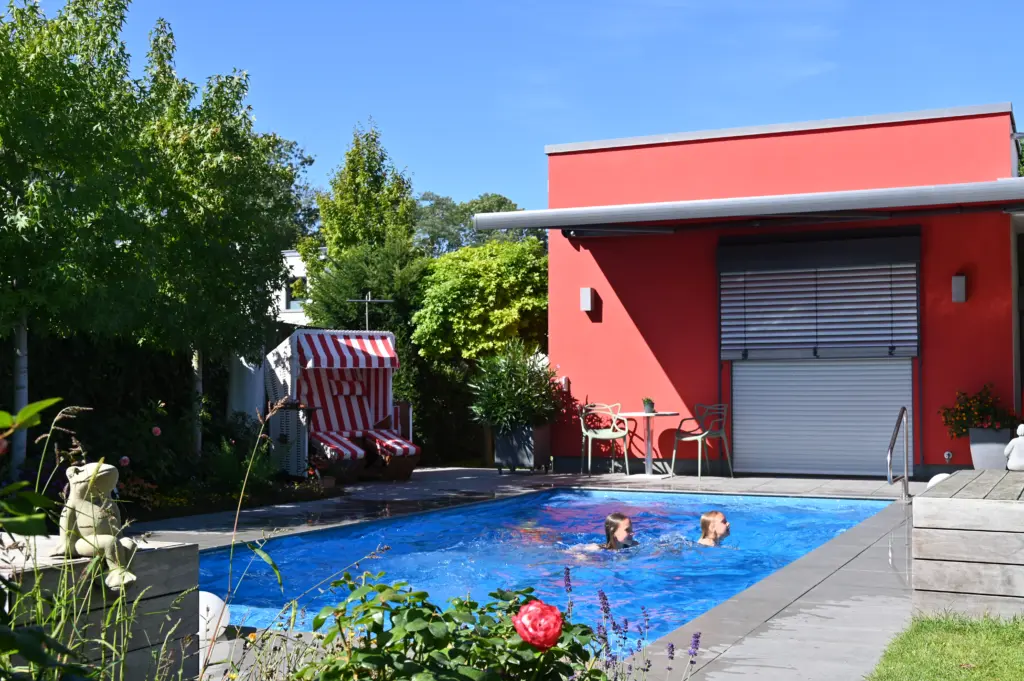 Swimmingpool mit Sitzbänken und Sichtschutz