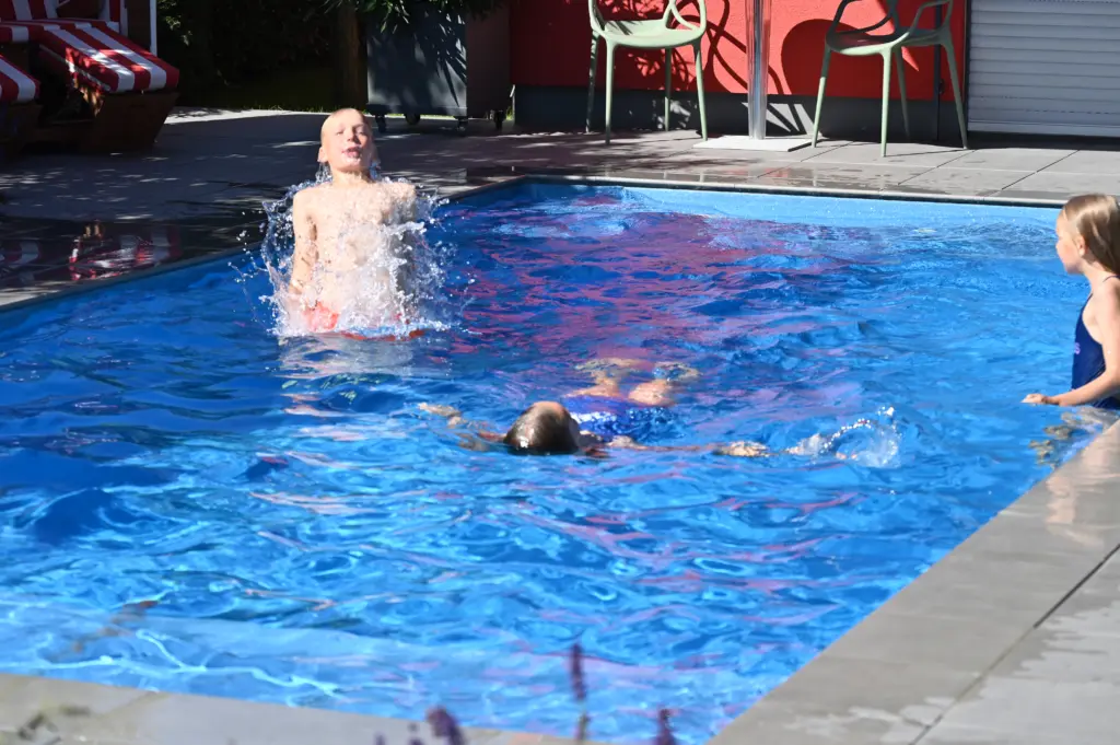 Swimmingpool mit Sitzbänken und Sichtschutz
