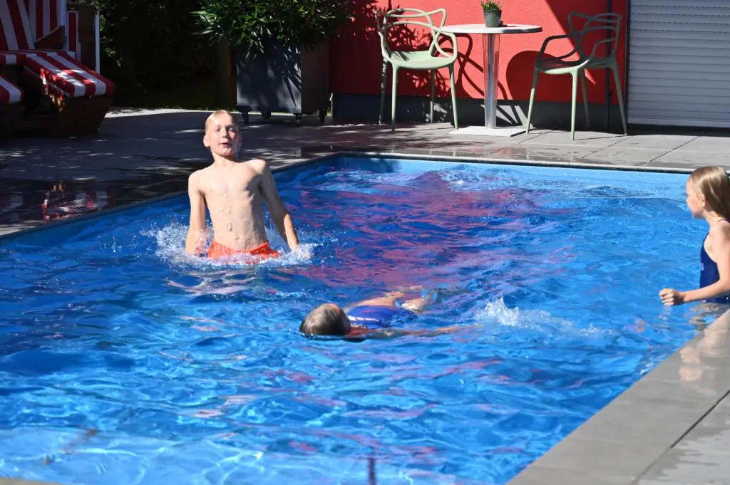 Swimmingpool mit Sitzbänken und Sichtschutz