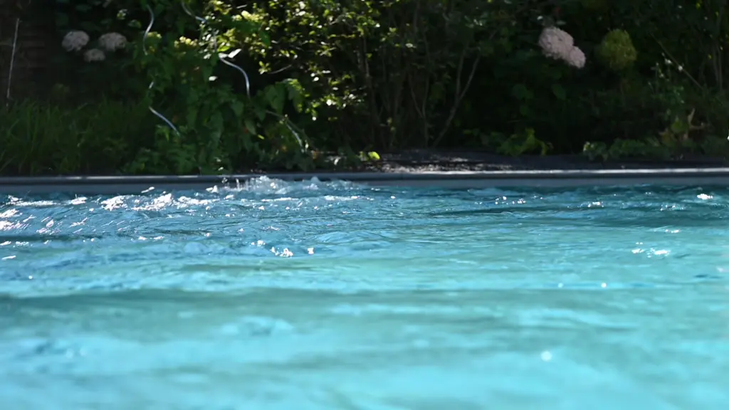 Poolanlage mit Blütengarten und Terrassenfläche