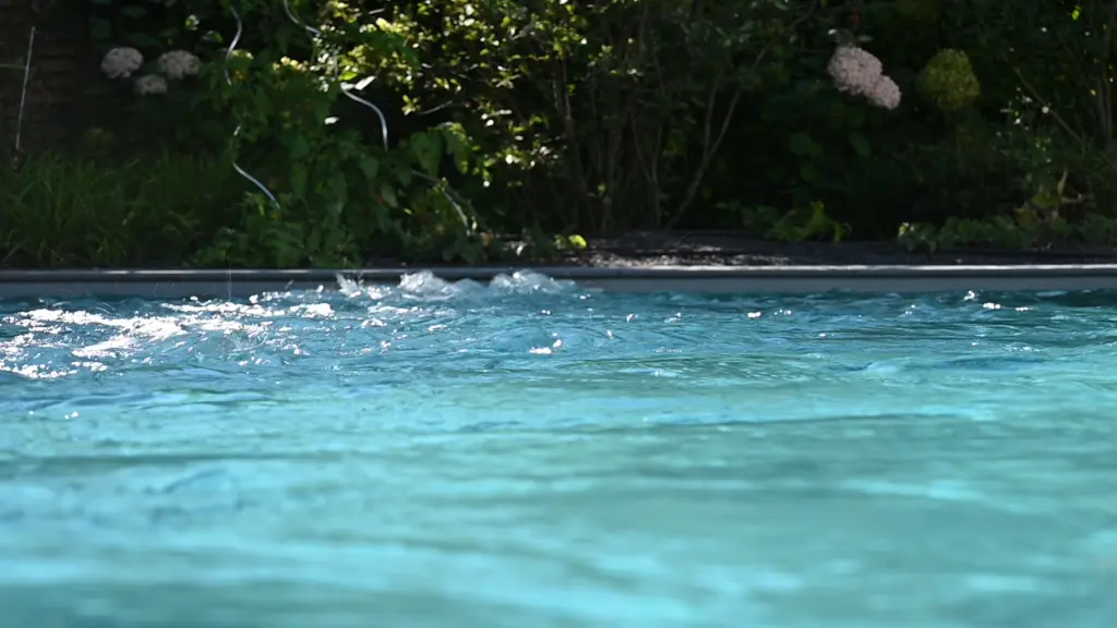 Poolanlage mit Blütengarten und Terrassenfläche