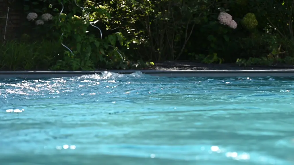 Poolanlage mit Blütengarten und Terrassenfläche