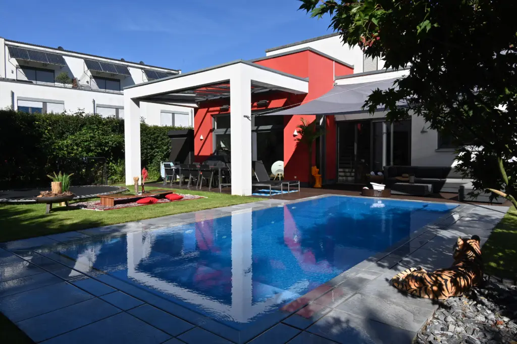 Pool mit modernem Pergola-Design