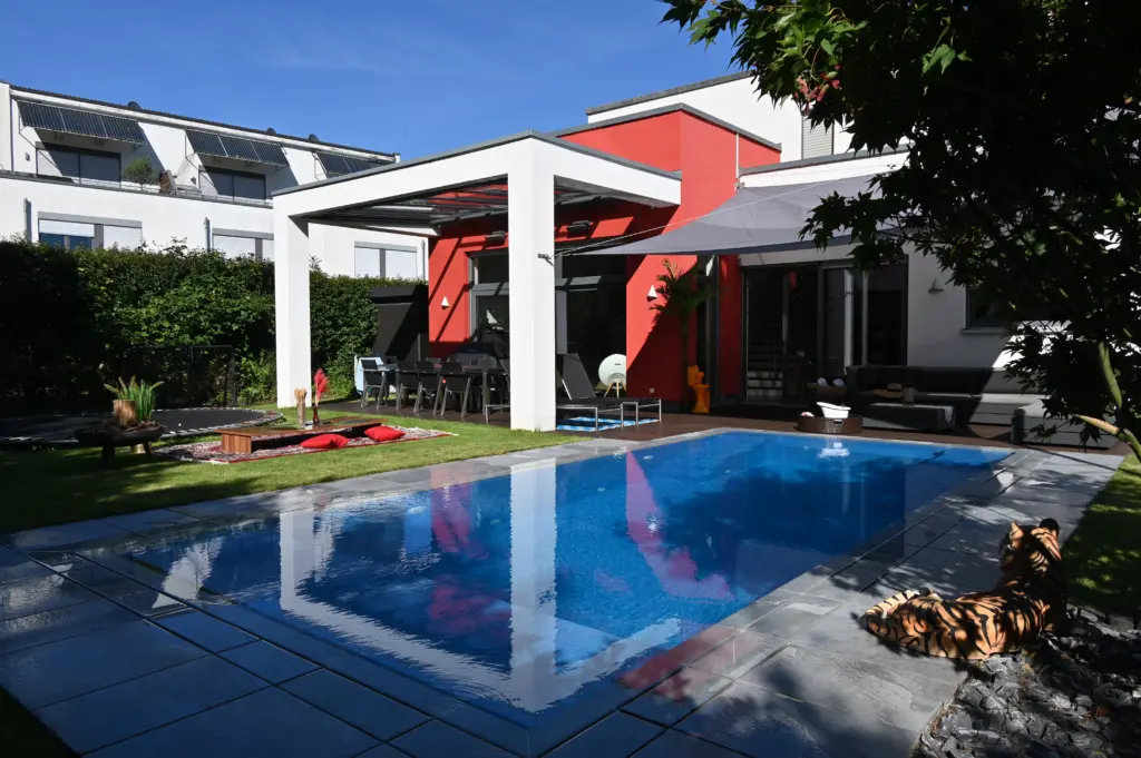 Pool mit modernem Pergola-Design