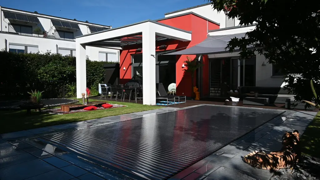 Pool mit modernem Pergola-Design