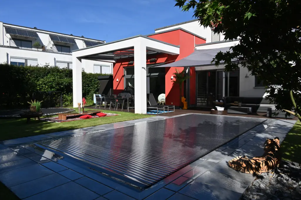 Pool mit modernem Pergola-Design