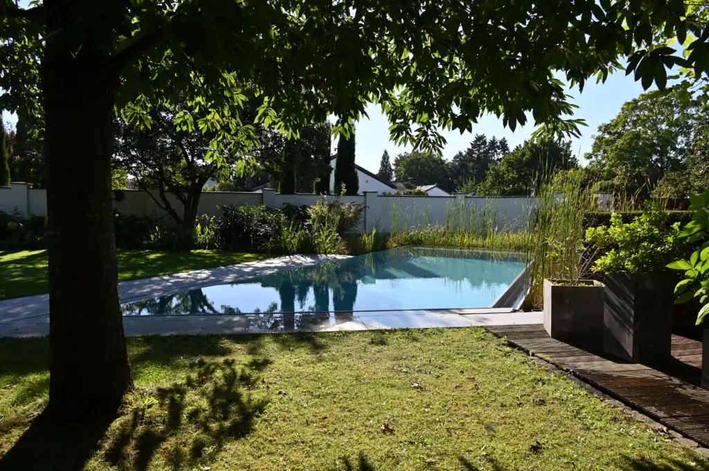 Hybridpool auf Salzwasserbasis als Überlaufpool