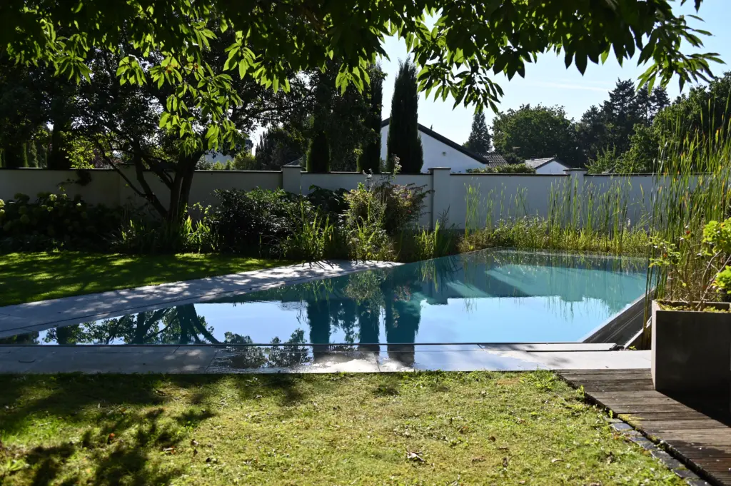 Hybridpool auf Salzwasserbasis als Überlaufpool
