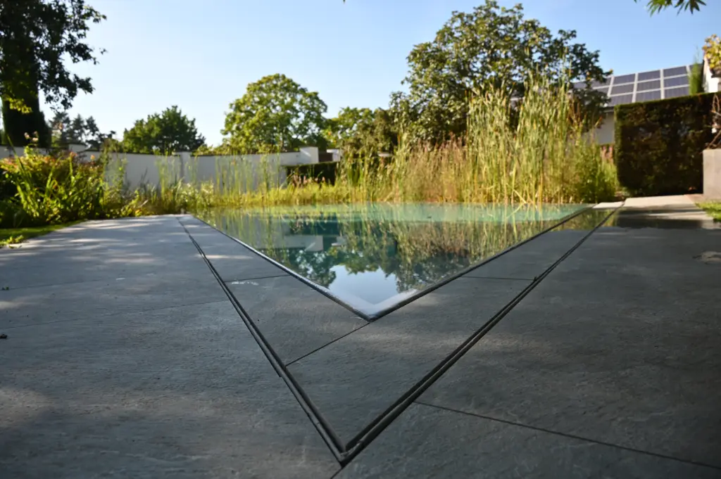 Hybridpool auf Salzwasserbasis als Überlaufpool
