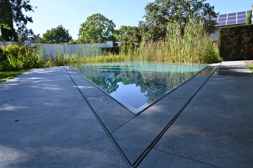 Hybridpool auf Salzwasserbasis als Überlaufpool