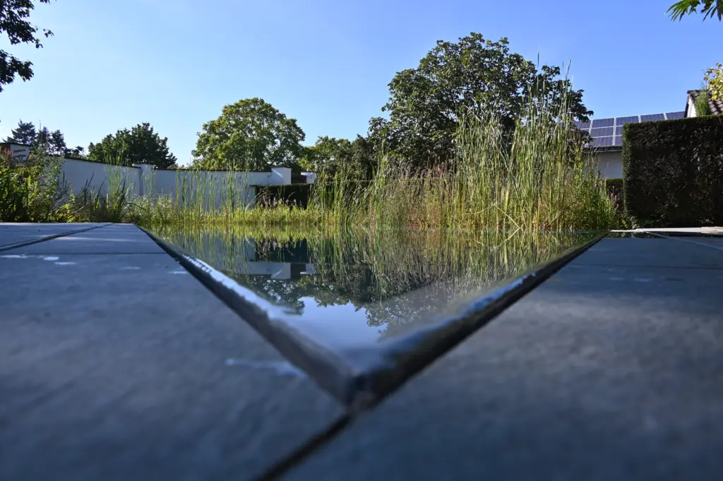 Hybridpool auf Salzwasserbasis als Überlaufpool