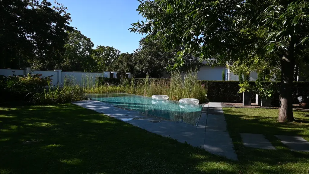 Hybridpool auf Salzwasserbasis als Überlaufpool