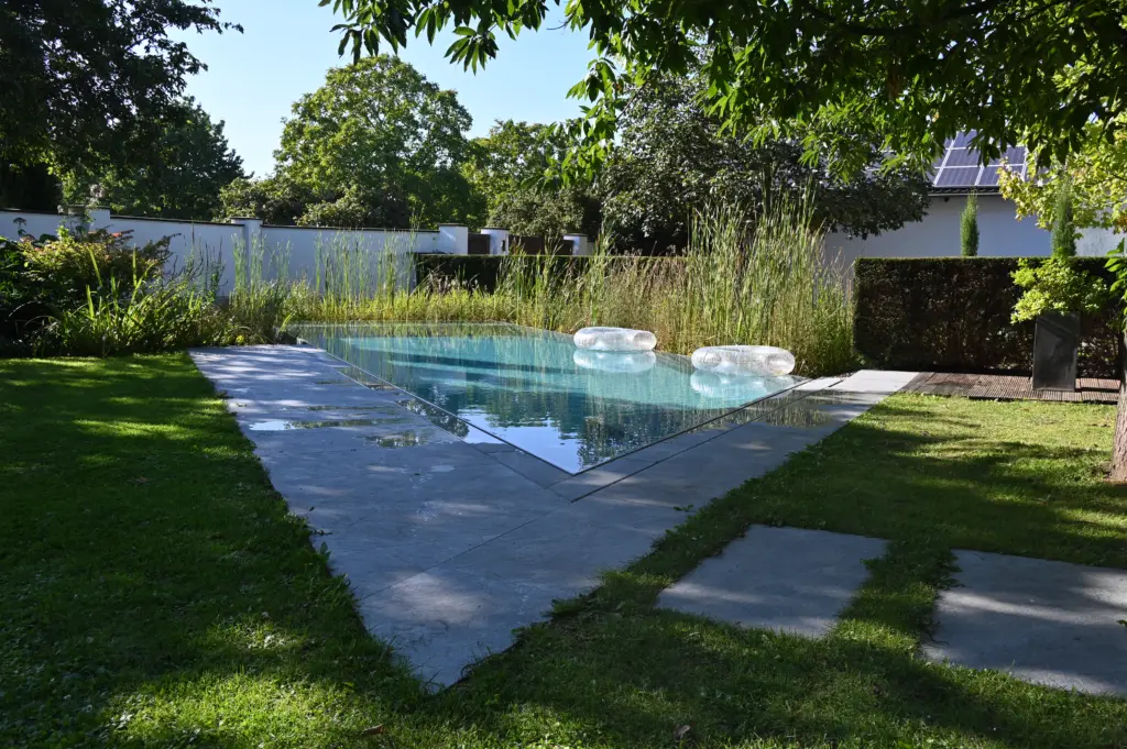Hybridpool auf Salzwasserbasis als Überlaufpool