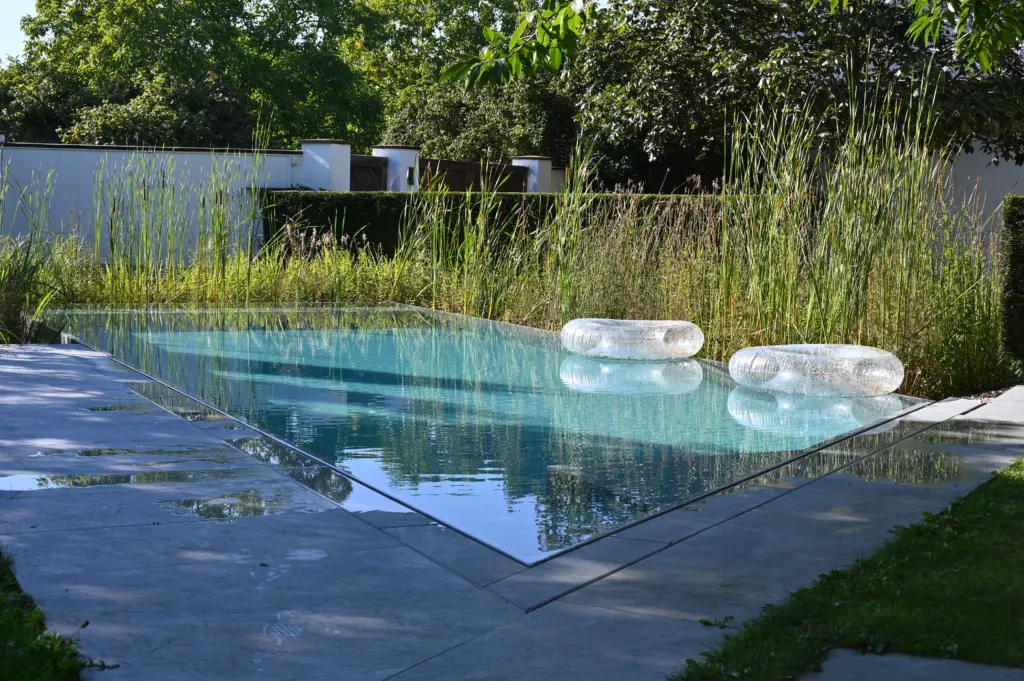 Hybridpool auf Salzwasserbasis als Überlaufpool