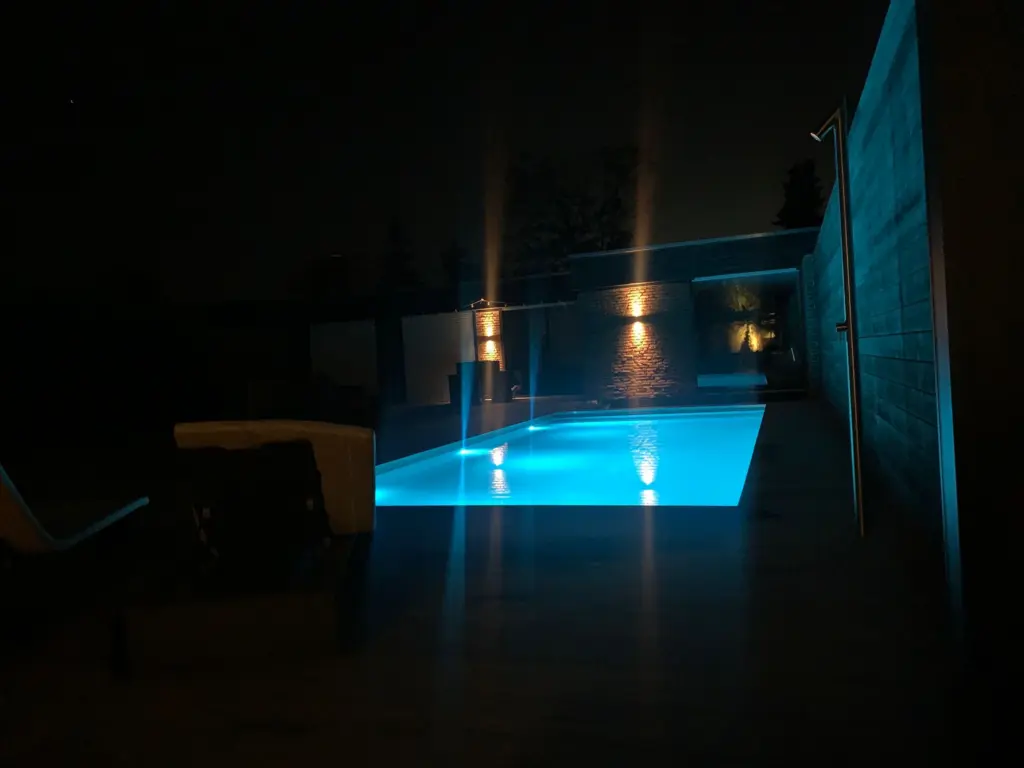 Moderner Pool mit Holzterrasse und Loungebereich