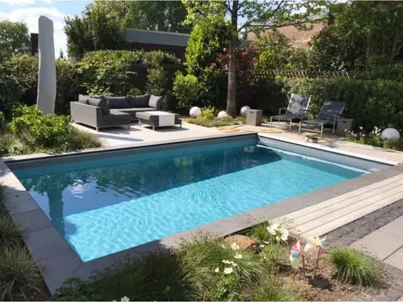 Salzwasserpool als ruhiger Gartenmittelpunkt