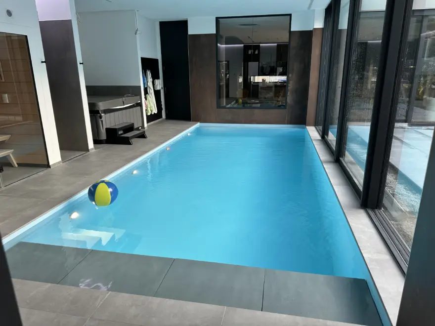 Innenpool mit Salzwasser und großen Glasflächen