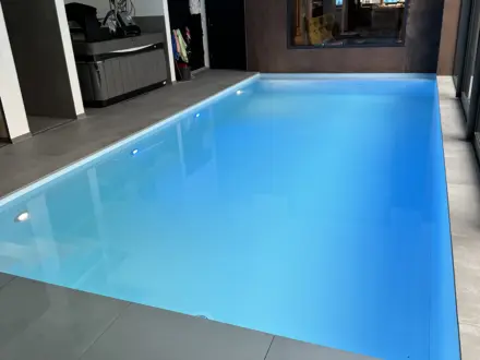 Innenpool mit Salzwasser und großen Glasflächen