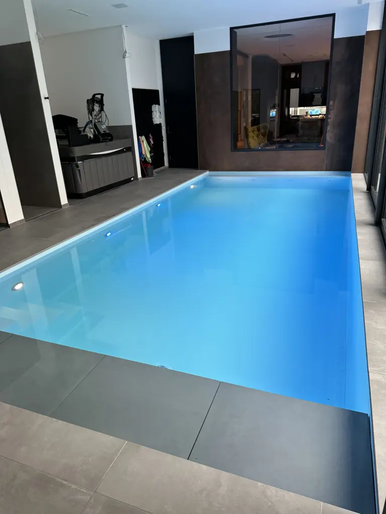 Innenpool mit Salzwasser und großen Glasflächen