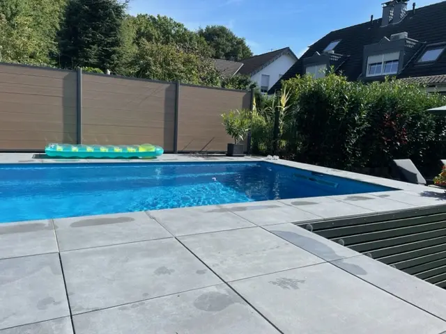 Erhöhter Gartenpool mit ausrollbarer Abdeckung