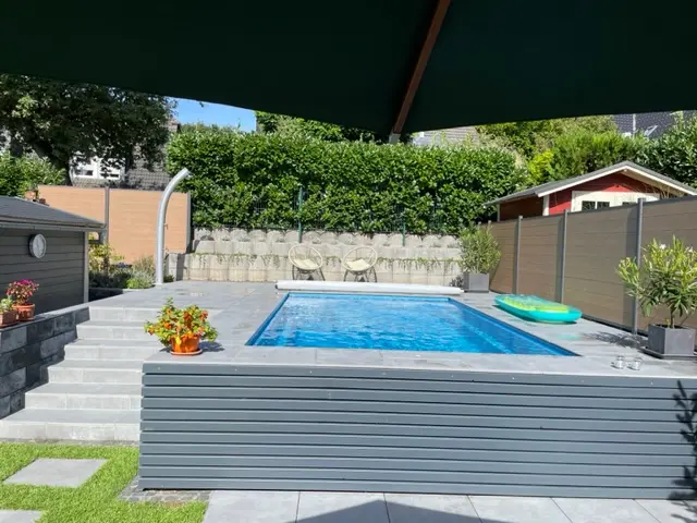 Erhöhter Gartenpool mit ausrollbarer Abdeckung