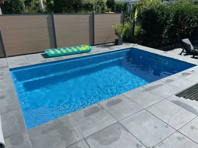 Erhöhter Gartenpool mit ausrollbarer Abdeckung