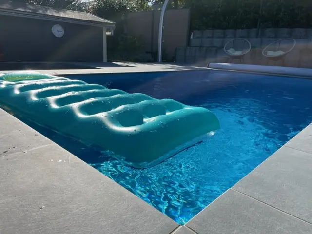 Erhöhter Gartenpool mit ausrollbarer Abdeckung