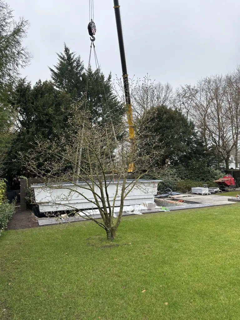 Einbau eines CompassPools im Garten